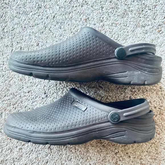 Faux Crocs - Gray - Women’s Men’s Unisex Closed Toe Shoes Women Size 11 or Men 9 - Picture 5 of 5